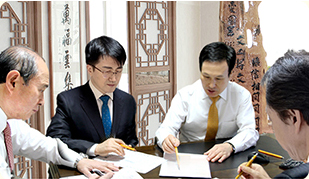 네 분의 원장님 공동작명 회의 장면